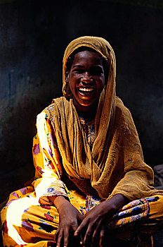 女孩,微笑,高兴,坐,家,卡拉奇,交易,城市,巴基斯坦,七月,2005年