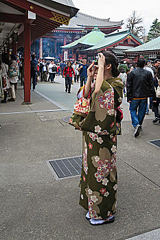 拍照的日本游客