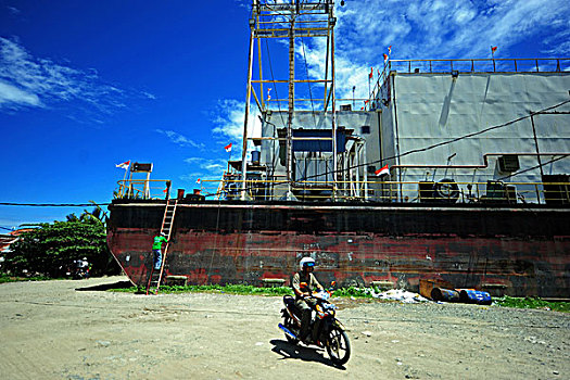 indonesia,sumatra,banda,aceh,old,electricity,cargo,ship,found,in,the,middle,of,city,after,2004,devastating,tsunami