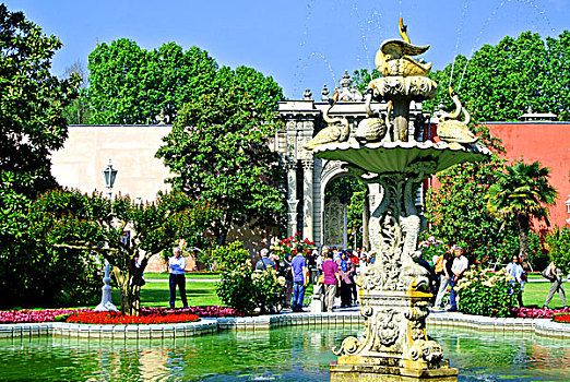 多尔玛巴赫切宫门口天鹅造型的喷泉