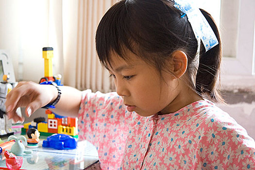 拍摄于亚洲,中国,女孩在玩玩具