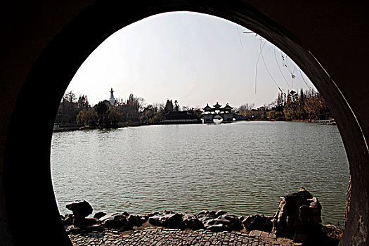江苏省扬州市瘦西湖风景区白塔和五亭桥