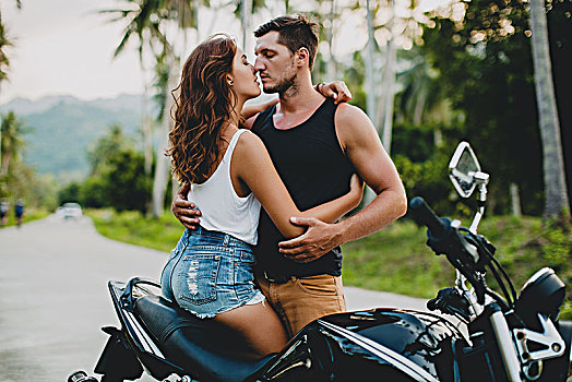 浪漫,年轻,情侣,搂抱,摩托车,乡村道路,甲米,泰国