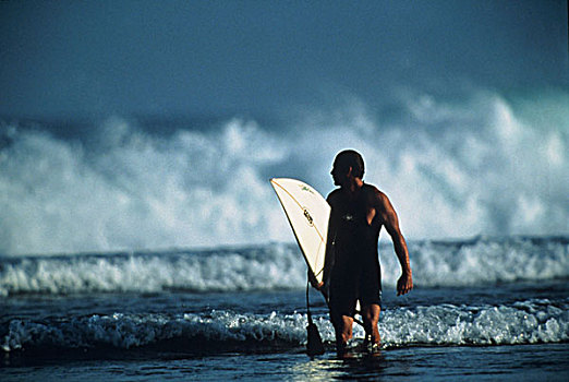 男人,站立,海岸线,冲浪板,手,印度尼西亚