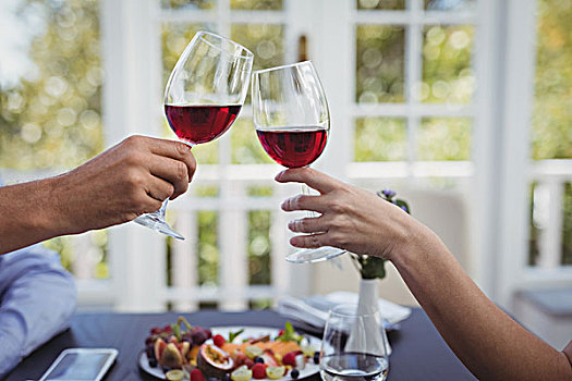 情侣,祝酒,葡萄酒杯,食物,餐馆