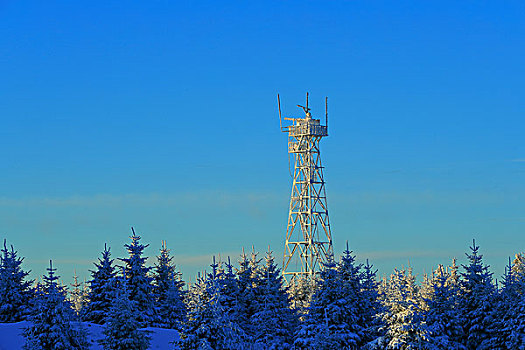 林海雪原中的防火瞭望塔