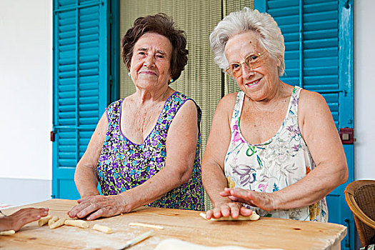 老年女性,制作,意大利面,一起
