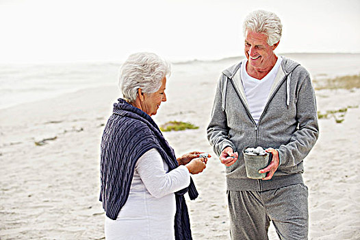 老年,夫妻,收集,壳,海滩