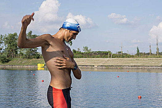 侧面视角,中年,男人,戴着,游泳帽,水,抬臂,伸展,蒙特利尔,魁北克,加拿大