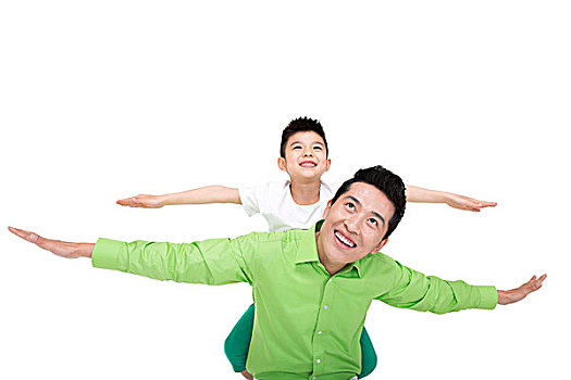 穿綠色襯衫的青年男人和小男孩