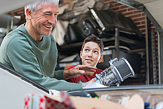 微笑,父子,修理,汽车引擎,汽修车间
