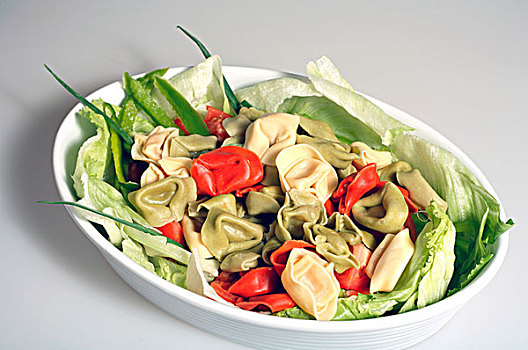 意大利式水饺,通心粉沙拉,莴苣,洋葱,椒,西红柿