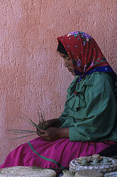 墨西哥,奇瓦瓦,国家公园,印第安女人,编织,篮子,松针