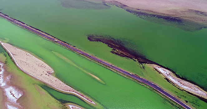 青海格尔木,夏日气温至高,西台吉乃尔湖蓝绿颜色更艳