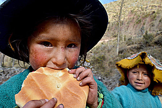 秘鲁人,女孩,吃,面包,头像,库斯科,秘鲁,南美