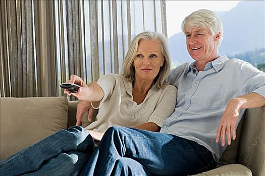 中年夫妇,坐,沙发,一起,看电视