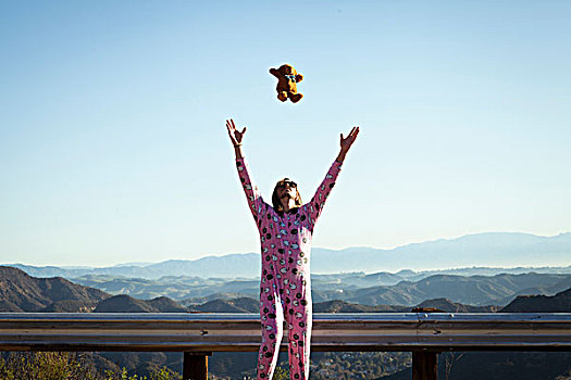男人,穿,粉色,投掷,泰迪熊,半空中,峡谷,加利福尼亚,美国