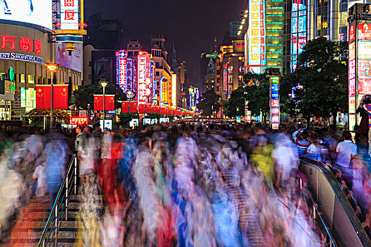 节日上海南京路步行街游客众多