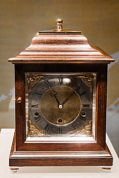美国19世纪木制金属盘座钟