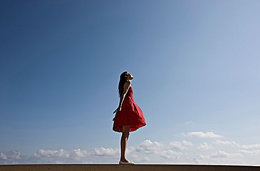 女孩,红裙,仰视,天空