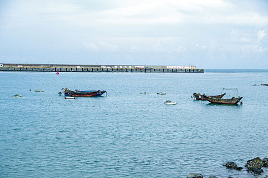 渔船,船坞,船,海岛,海堤,大海,砾滩,海塘,海岸,水岸,滨水地区,水系,堤坝,码头,港口,天际线,海水,海平面,海