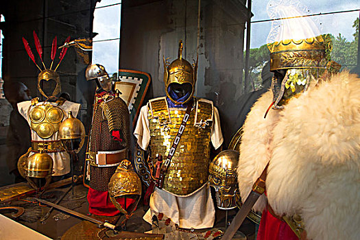 橱窗展示欧洲盔甲
