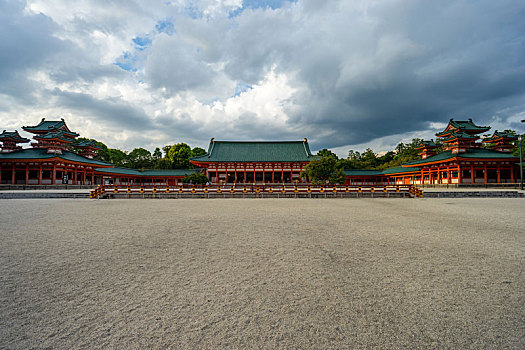 日本京都平安神宫外拜殿,白虎楼与苍龙楼建筑景观