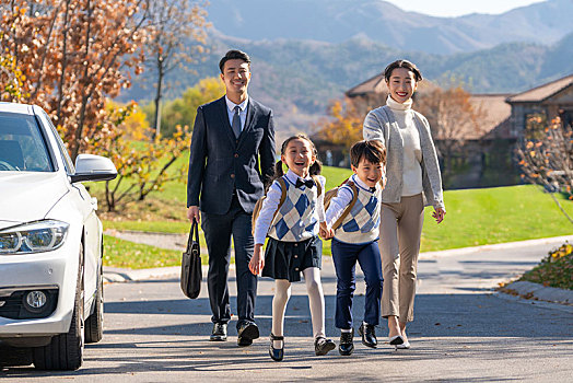 年轻夫妻送孩子去上学