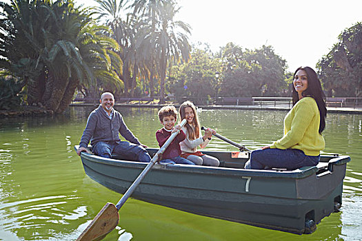 家庭,划艇,湖,看镜头,微笑