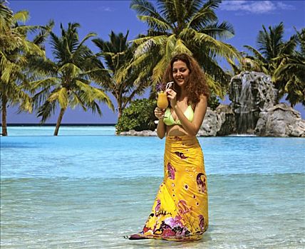 女青年,拿着,饮料,游泳池,海洋,棕榈树,太阳,岛屿,阿里环礁,马尔代夫,印度洋