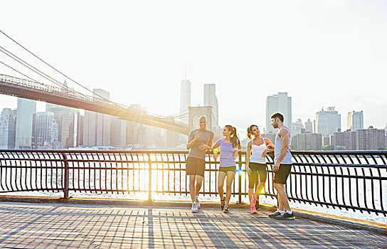 年轻人,跑步,交谈,正面,布鲁克林大桥,纽约,美国