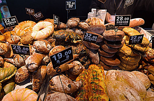 卖场中的各种西式面包