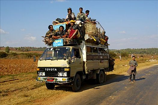 许多,男人,行李,堆积,屋顶,小,丰田,卡车,靠近,宾德雅,掸邦,缅甸