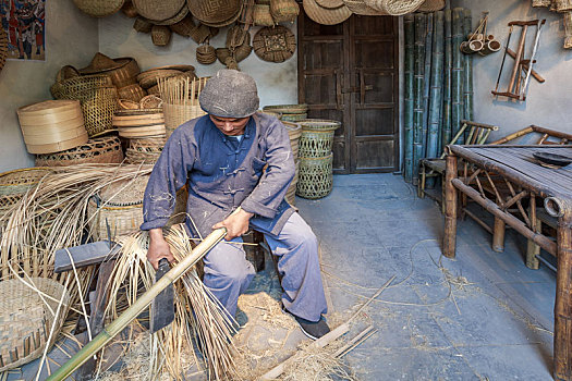 上海车墩影视基地内的手工竹篾编织作坊场景