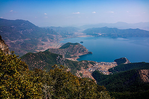 四川省凉山州泸沽湖格姆女神山远眺泸沽湖