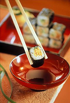 筷子,拿着,一个,寿司卷,上方,红色,碗,酱
