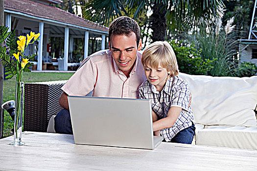 男孩,工作,笔记本电脑,父亲,坐,旁侧