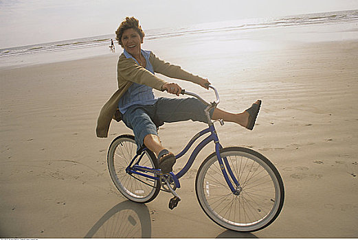 女人,骑,自行车,海滩