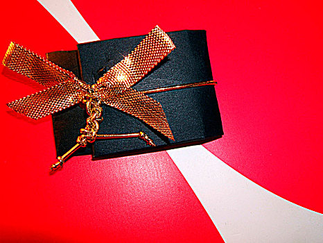 礼品包装,金色,蝴蝶结,红色背景