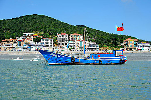 浙江省舟山市黑石塘海湾停靠的蓝色渔船