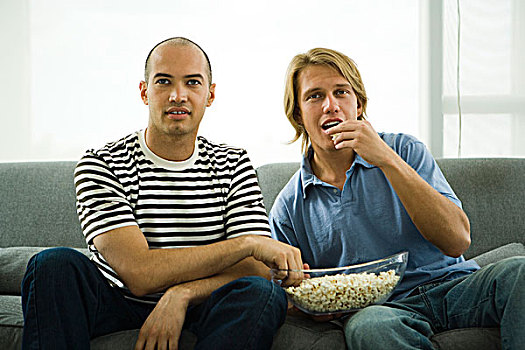 两个男人,坐,沙发,吃,爆米花