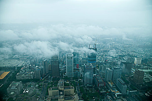 台湾台北市106大厦上眺望云雾中的台北市景