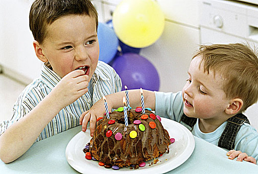 两个男孩,吃,糖豆,生日蛋糕
