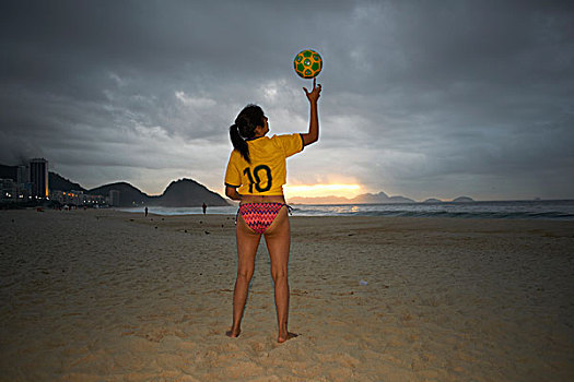 成年,女人,平衡性,足球,手指,科巴卡巴纳海滩,里约热内卢,巴西