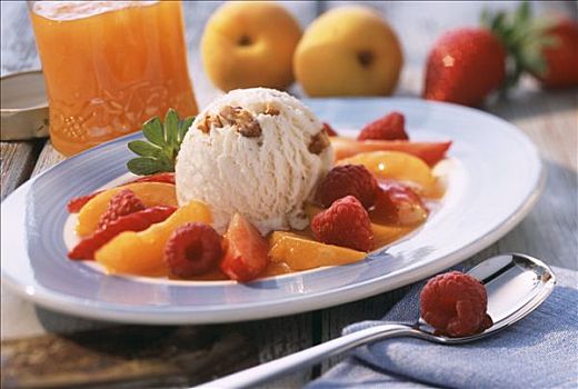 胡桃冰淇淋,杏,浆果,慕斯
