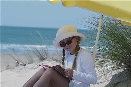 女孩,姿势,坐,海滩,拿着,笔记本,墨镜,辫子,白人,t恤,帽子,黄色,遮阳伞