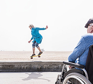 老人,轮椅,看,妻子,滑板,技巧,海滩,圣莫尼卡,加利福尼亚,美国