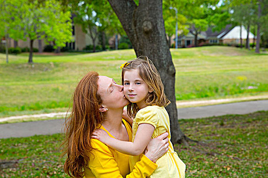 母亲,吻,金发,女儿,绿色公园,户外,衣服,黄色