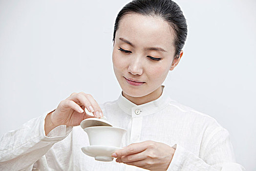 中国女性茶艺师做茶艺