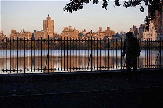 剪影,一个,男人,走,靠近,栏杆,建筑,背景,中央公园,曼哈顿,纽约,美国